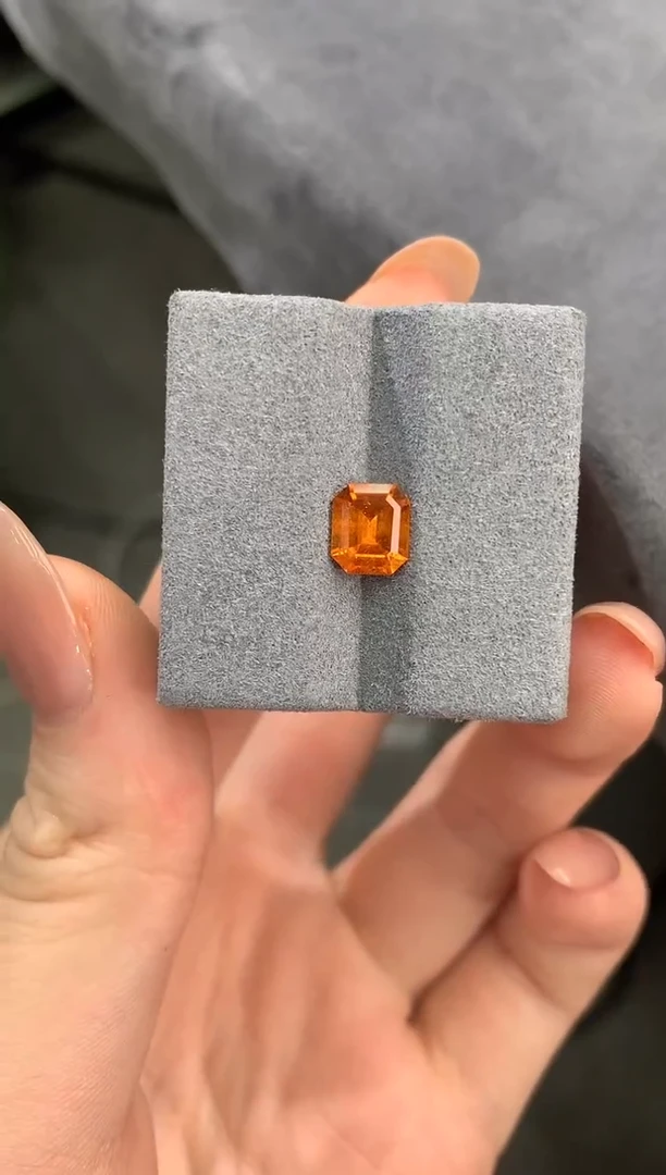 未镶嵌裸石石榴石（芬达石）1.71ct