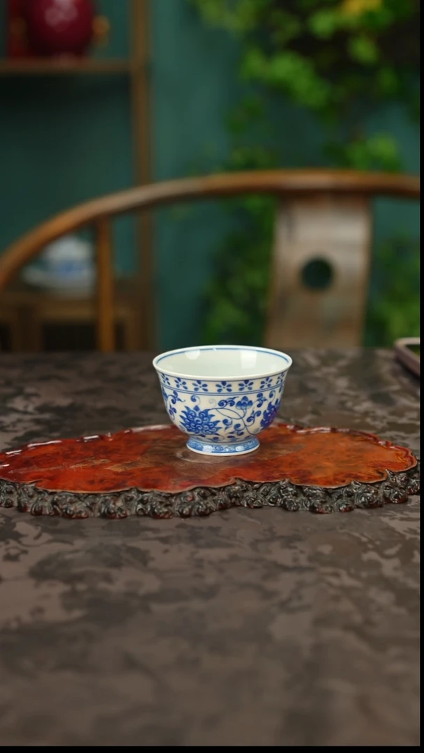 青花手绘缠枝莲主人杯