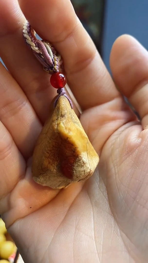 未镶嵌颈饰琥珀吊坠