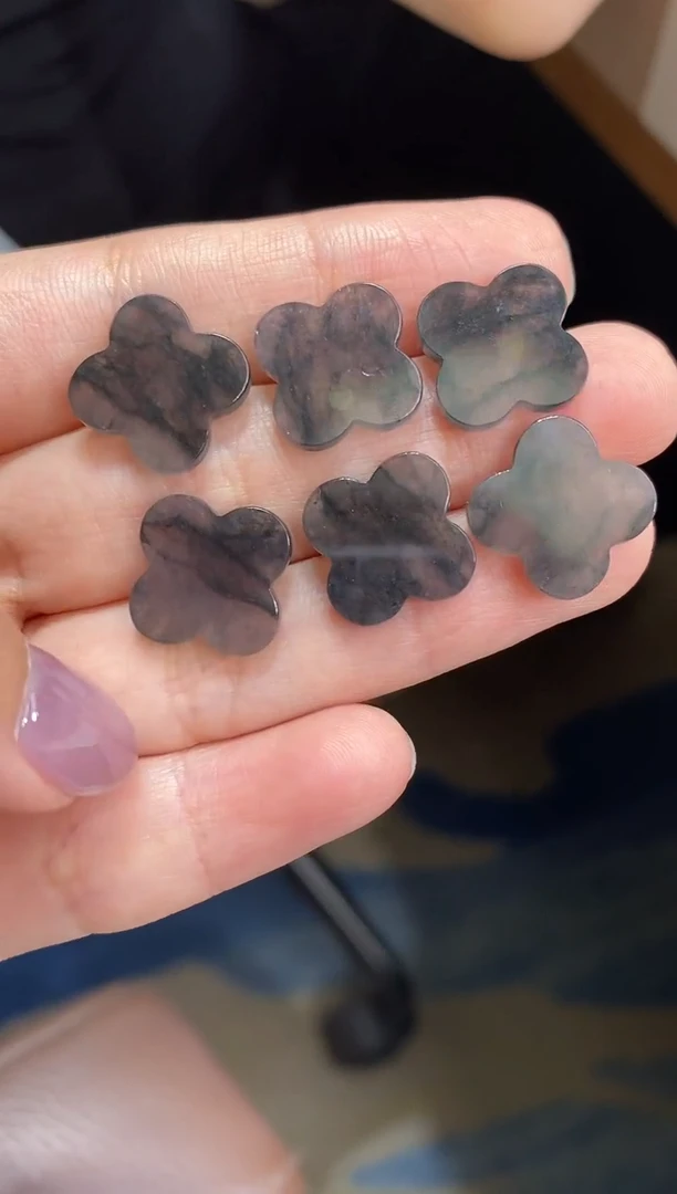 颈饰未镶嵌翡翠小****?幸运草