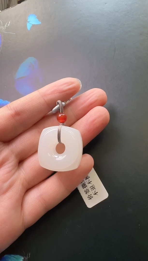 颈饰未镶嵌和田玉吊坠