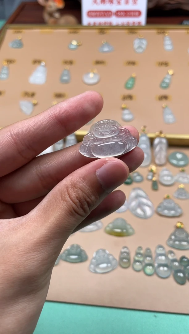 翡翠未镶嵌颈饰佛公