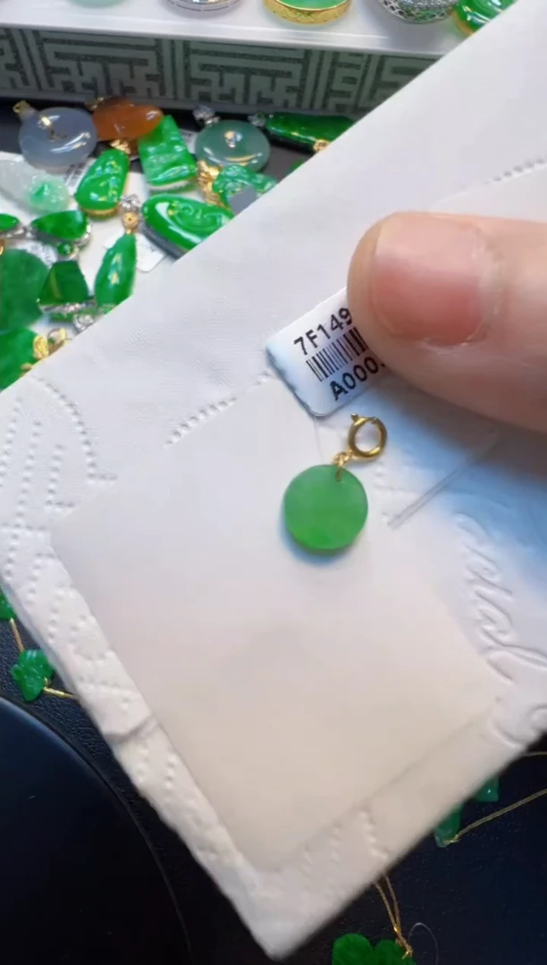 翡翠18K金镶嵌吊坠(不含链)圆牌