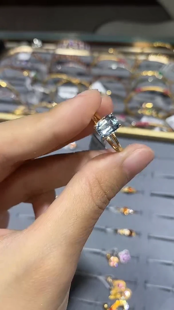 18K金镶嵌戒圈海蓝宝石