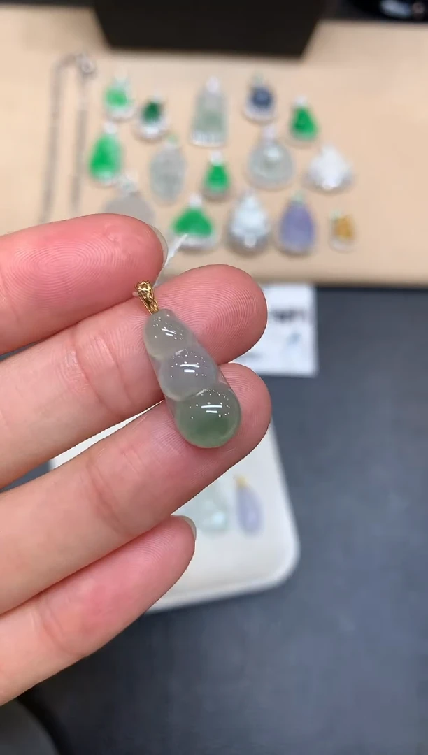 颈饰18K金镶嵌翡翠福豆【无服务费