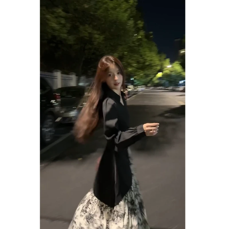 大码黑色不规则拼接碎花气质连衣裙女秋季设计感收腰显瘦法式长裙