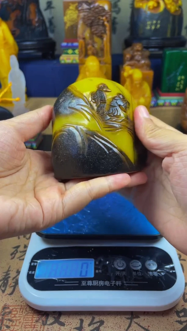 寿山石印石鸡油黄带石皮薄意雕随形