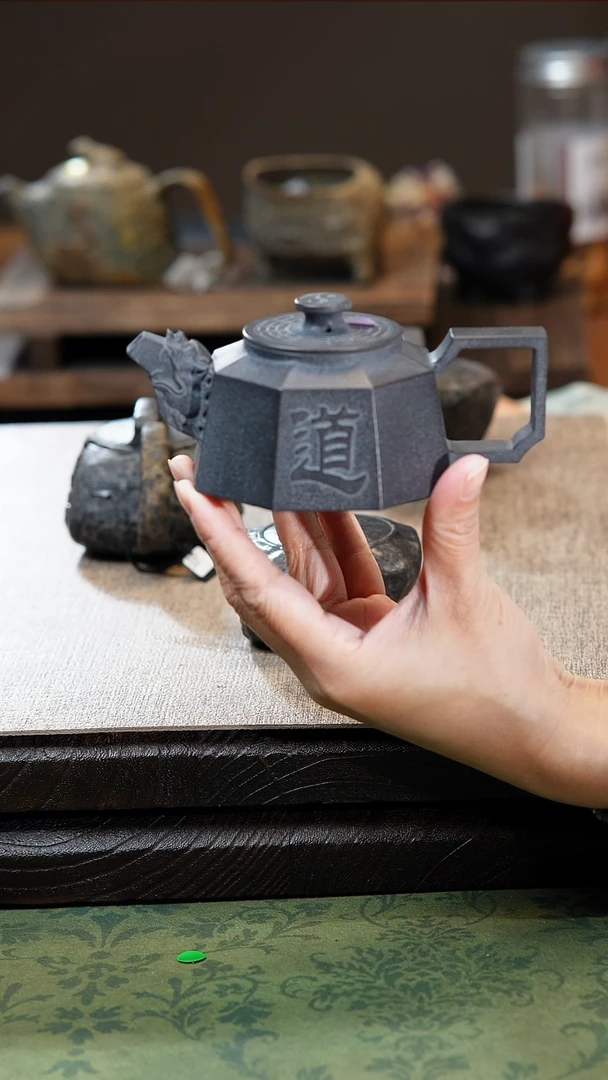 中式等**。归玉堂冰碛岩重工雕刻八卦壶