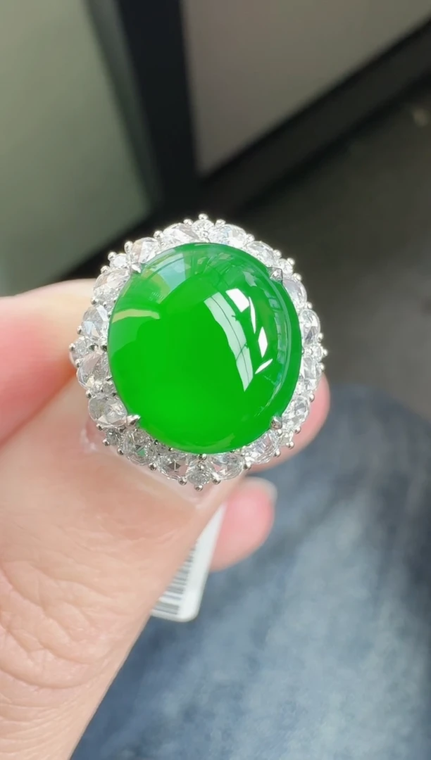 18K金镶嵌戒指翡翠寄售回流，24小时鉴赏期