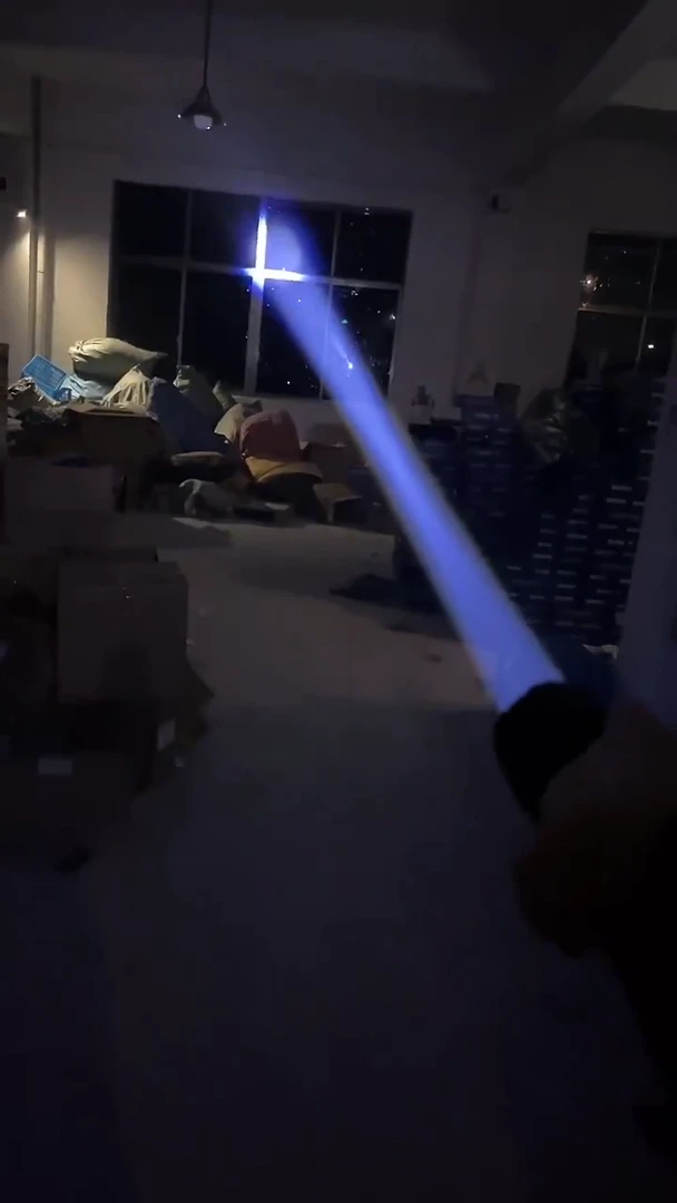 强光手电筒可以当露营灯