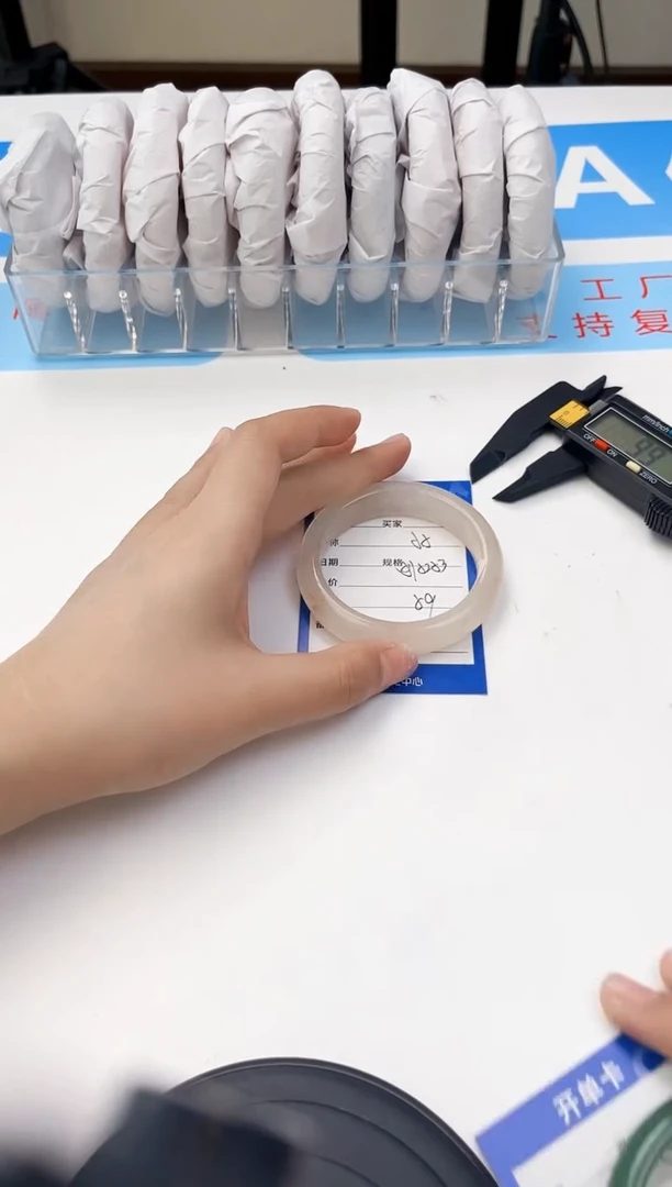 未镶嵌手镯石英质玉55石英质玉桃花