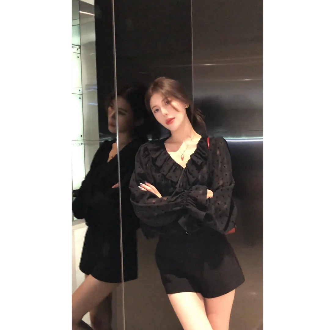 2025秋季新款纯欲气质衬衫女波点宽松V领长袖上衣女黑色短裤套装