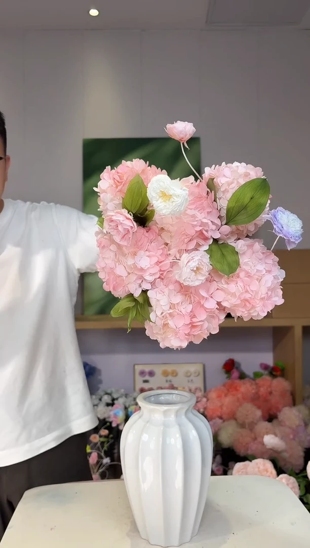永生草莓绣球6枝+3枝小橘叶+5枝玫瑰(开播福利)