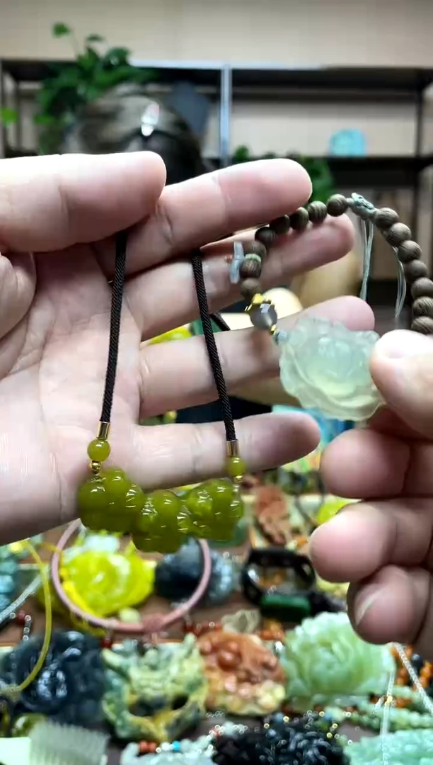 未镶嵌岫玉颈饰·