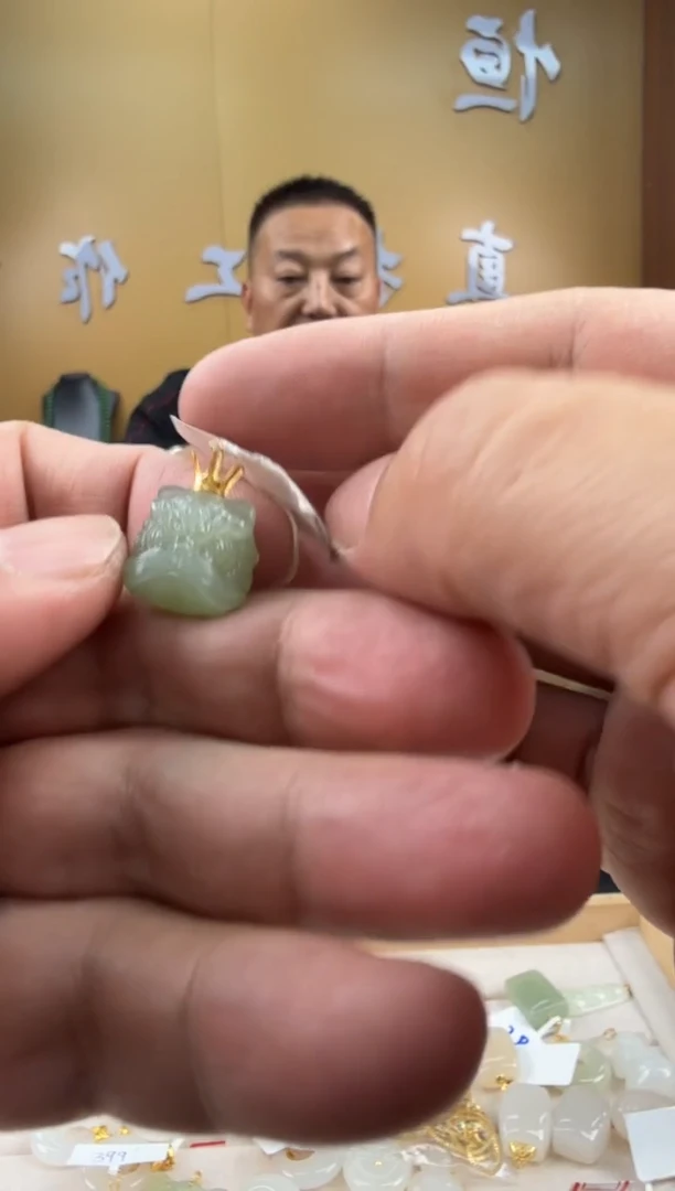 颈饰18K金镶嵌和田玉挂件