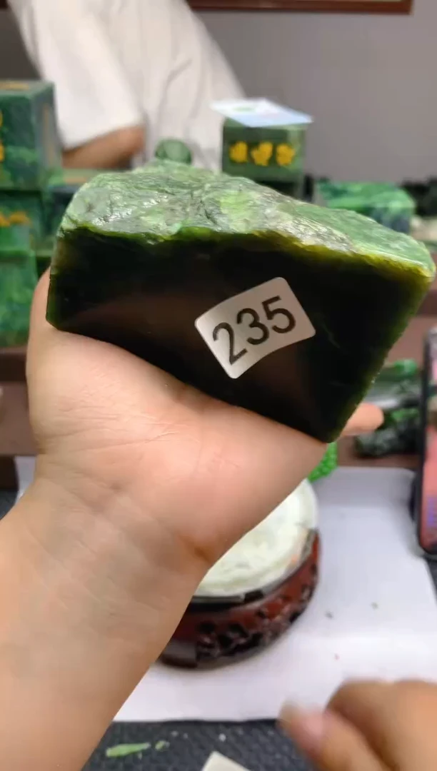 和田玉（碧玉）未镶嵌珠宝半成品235