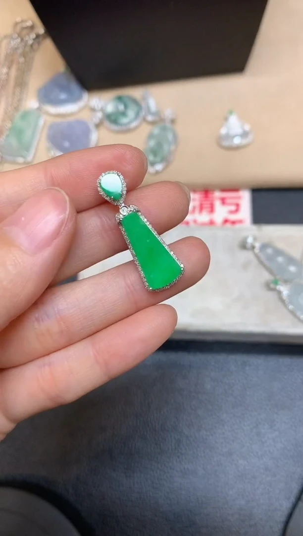 【闪购商品】翡翠吊坠(不含链)18K金镶嵌无事牌【无服务费