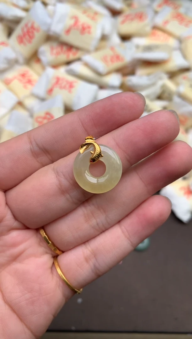 翡翠挂件18K金镶嵌 —