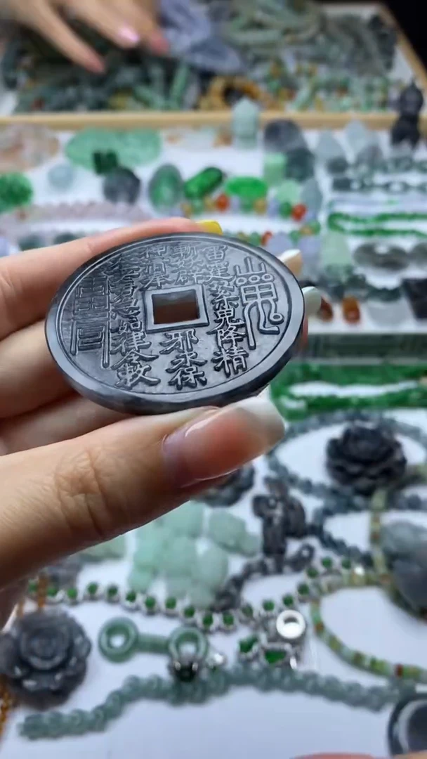 翡翠挂件未镶嵌翡翠