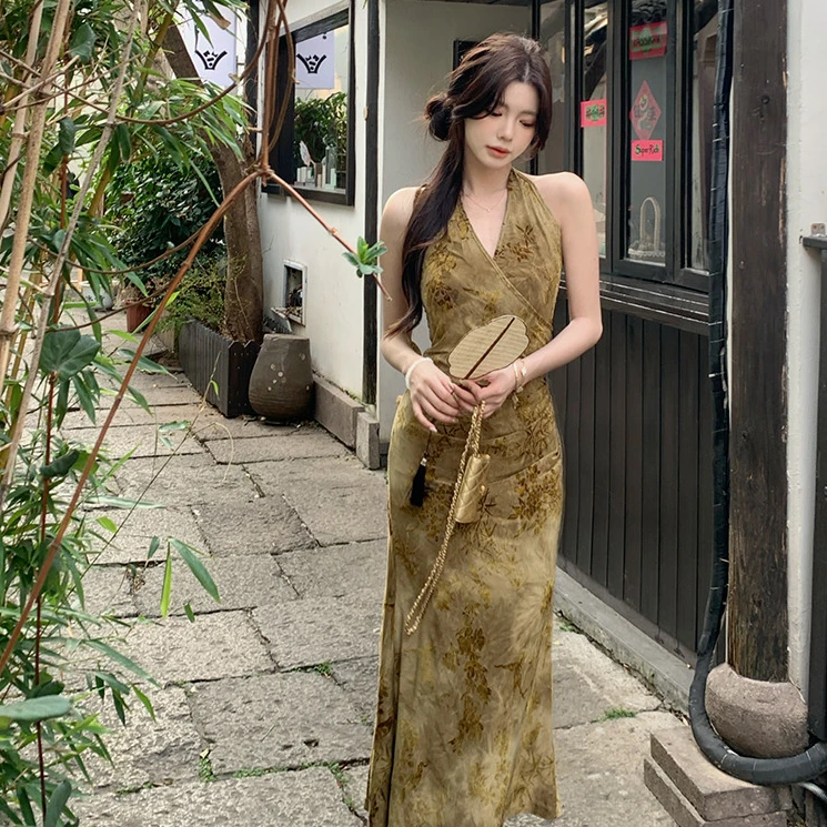 佐佐家小个子新中式V领挂脖褶皱收腰连衣裙女夏季修身显瘦长裙子