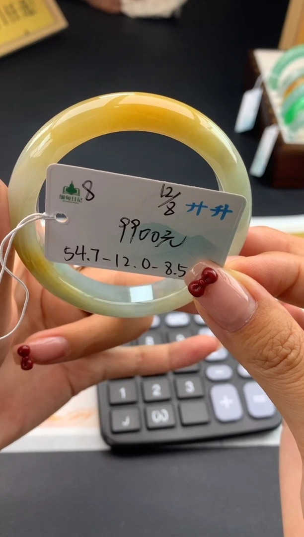 翡翠手镯未镶嵌自带#送人#，联系客服核对地址~