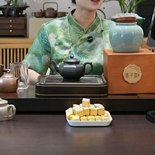慕子-文化——《冰岛小方块生茶如意陶瓷罐装》+苏门答腊青六方笑樱