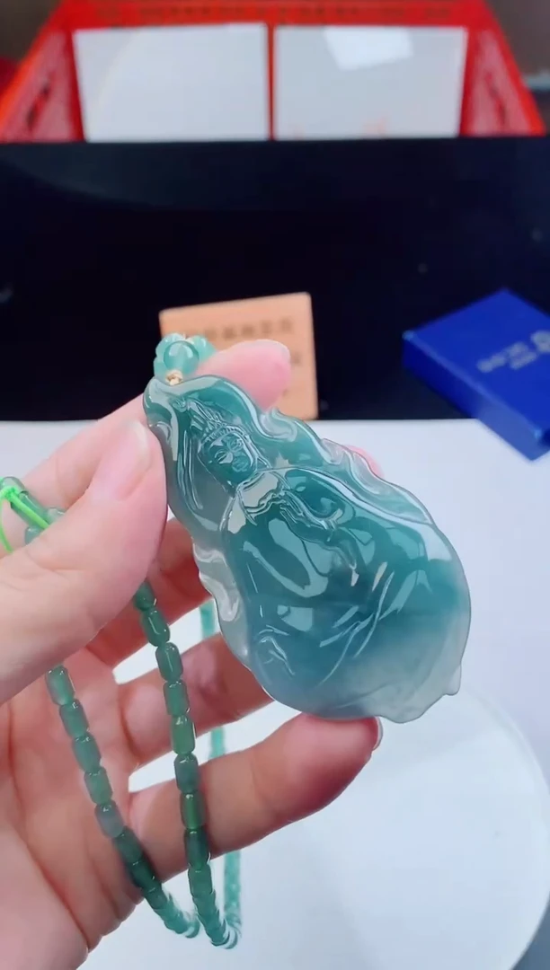 颈饰未镶嵌翡翠   `