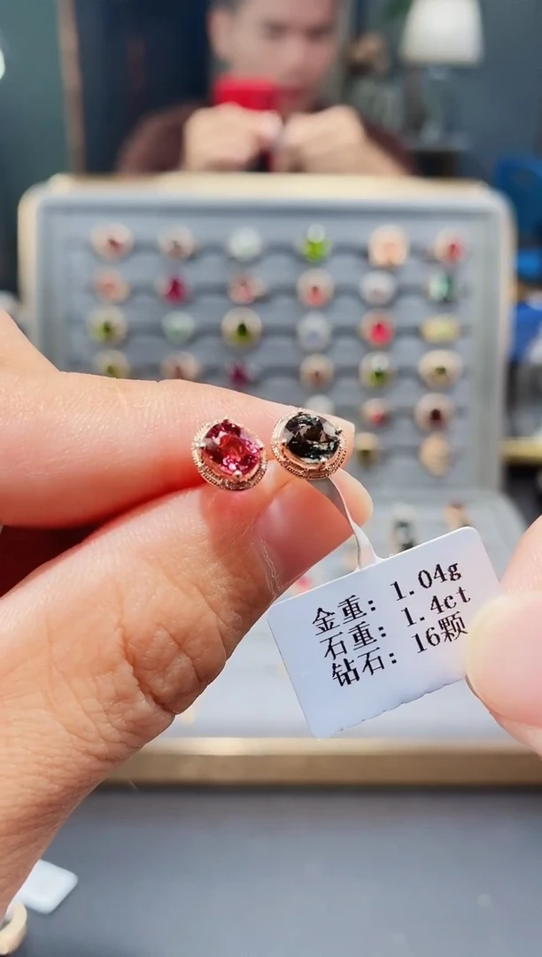 18K金镶嵌耳饰碧玺1.4配钻