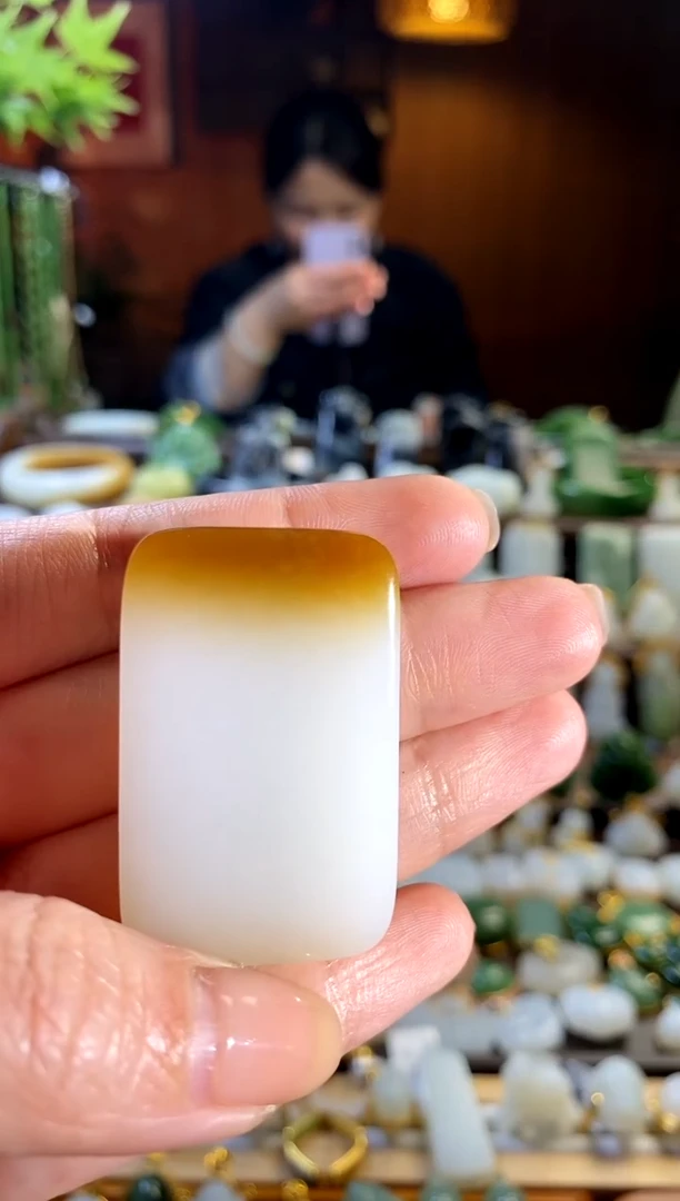 和田玉未镶嵌吊坠(赠链).