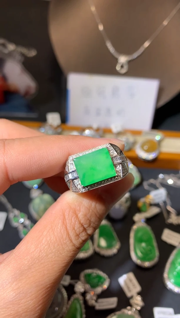 【闪购商品】翡翠吊坠(不含链)18K金镶嵌戒指