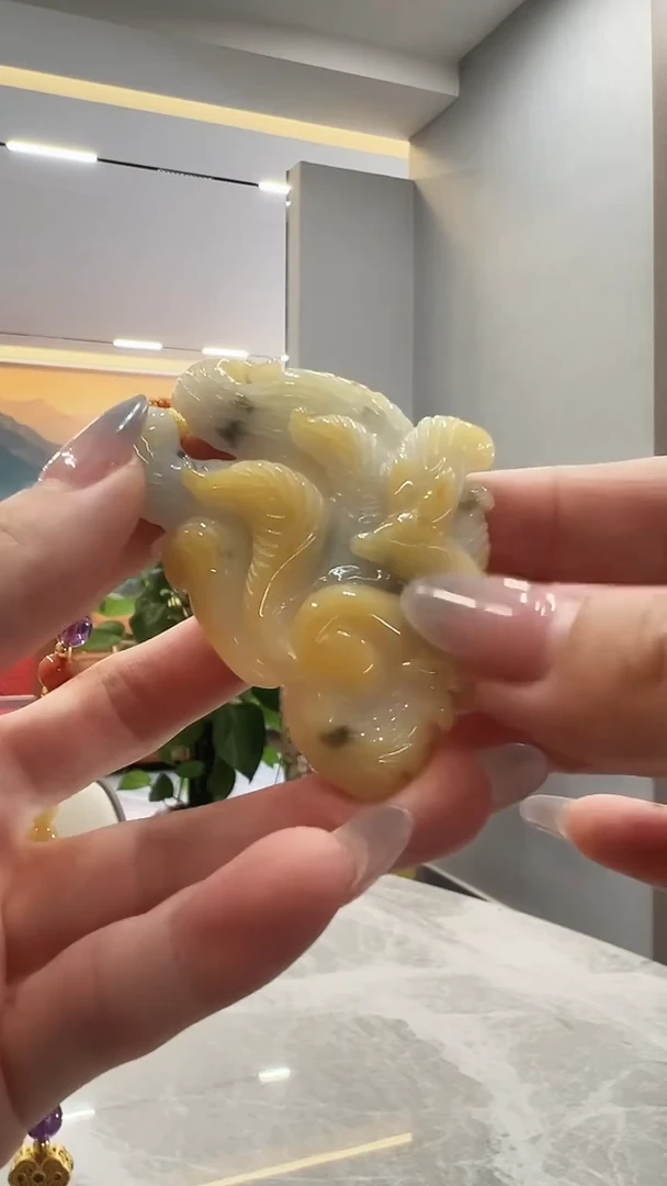 翡翠未镶嵌颈饰九尾狐