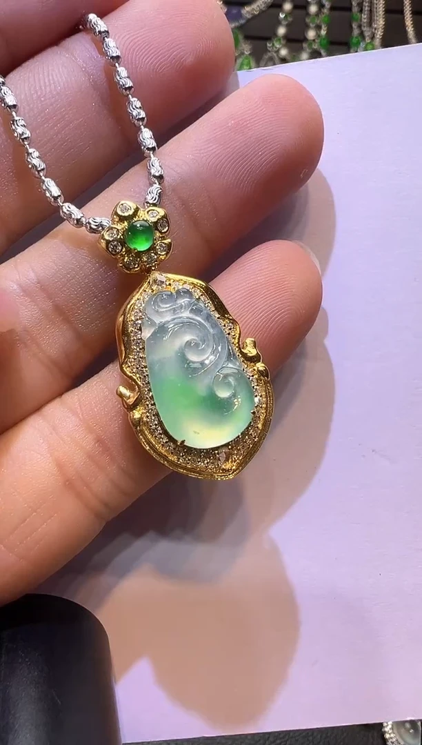 颈饰18K金镶嵌翡翠如意