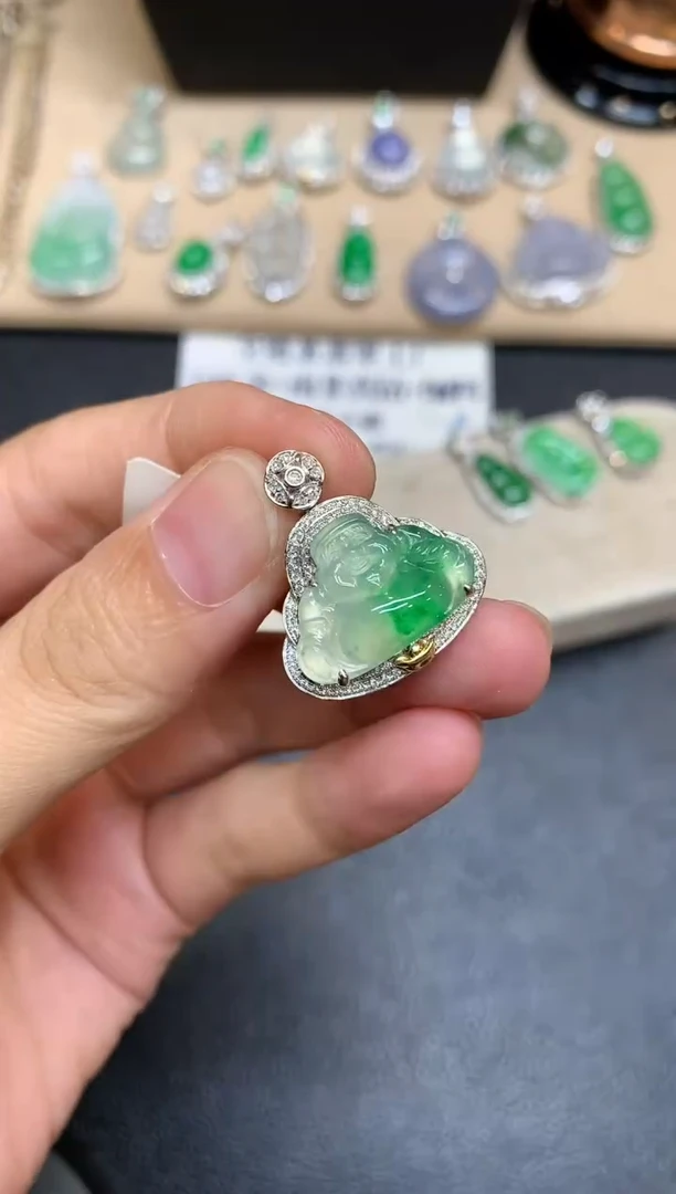 颈饰18K金镶嵌翡翠佛公【无服务费