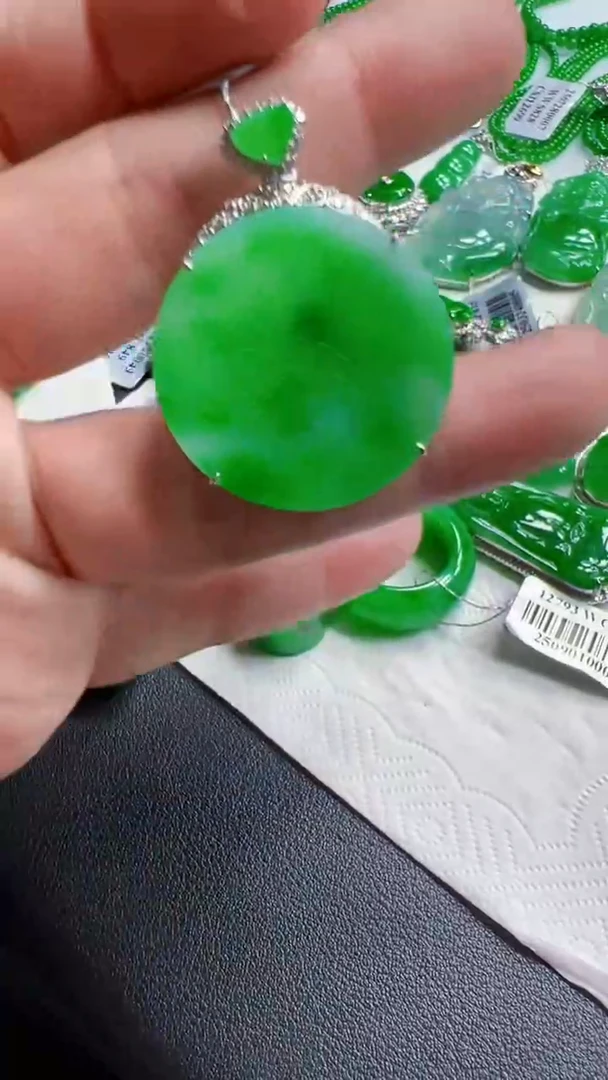 颈饰18K金镶嵌翡翠圆牌