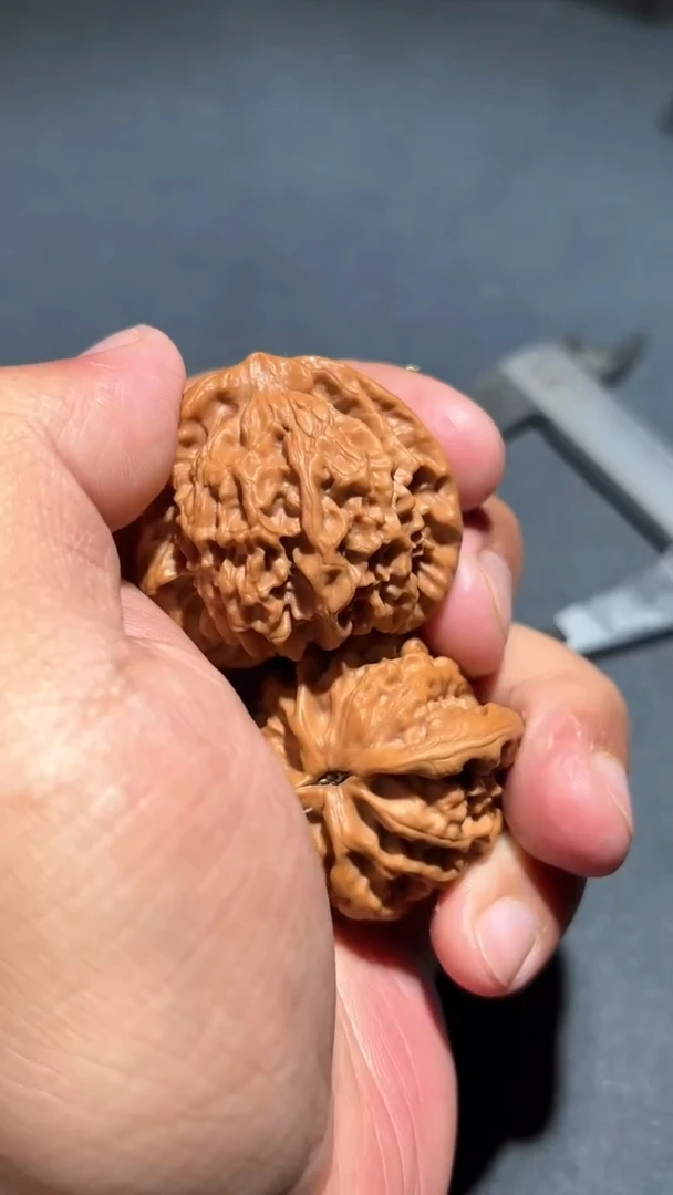 【闪购商品】文玩核桃吊坠鹤度岭