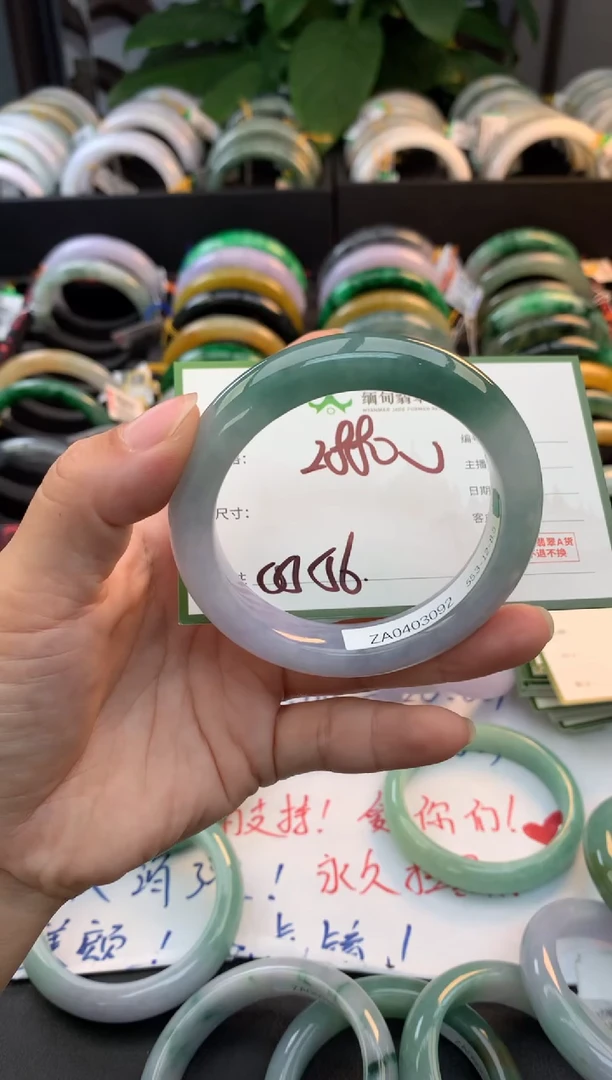 未镶嵌定制翡翠毛货需精细抛光+多人
