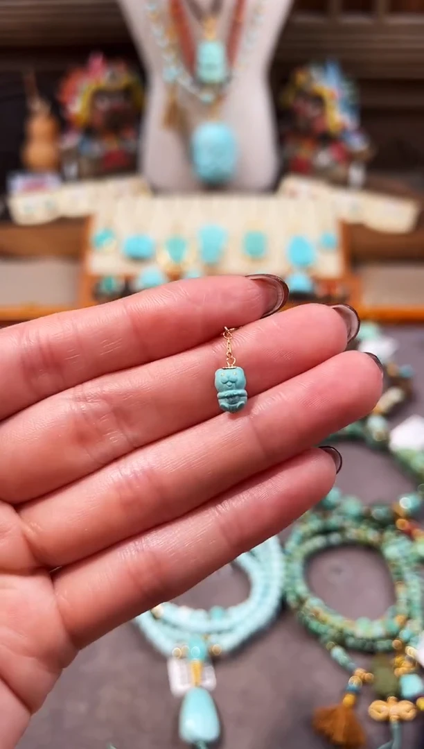 18K金镶嵌绿松石提溜小熊