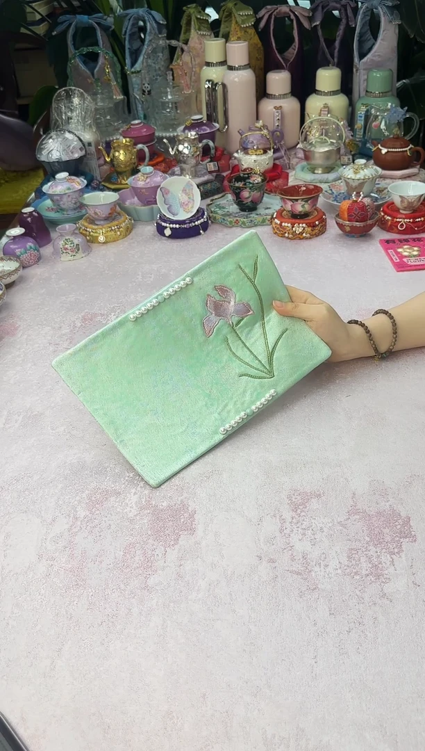 81淡绿色鸢尾花茶席