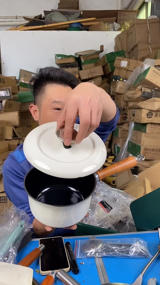 暖?24号 德马克珐琅奶锅 盖子有磕碰 白
