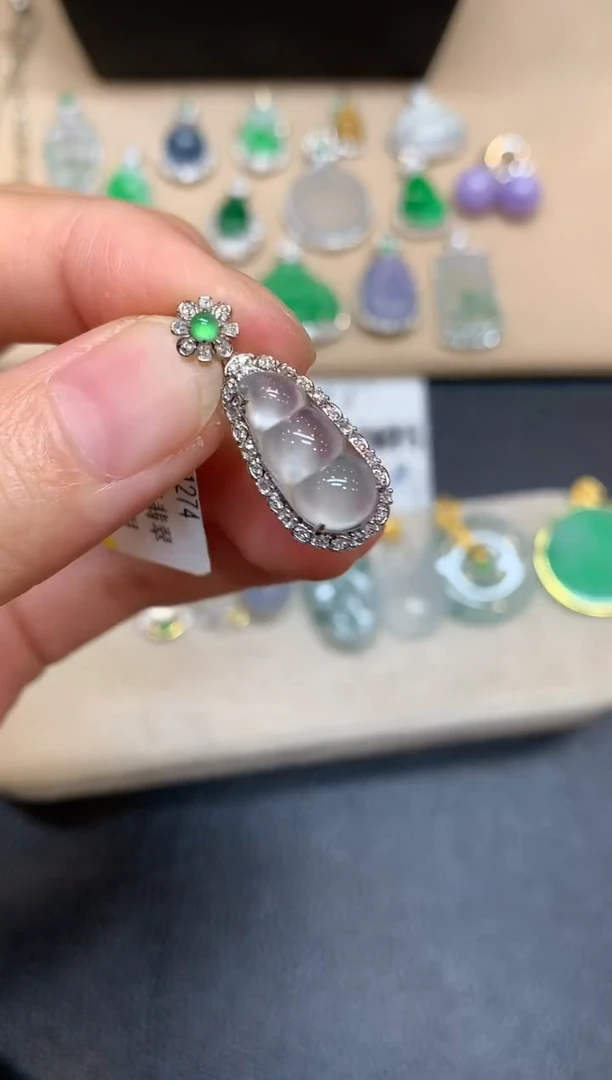 颈饰18K金镶嵌翡翠福豆【无服务费