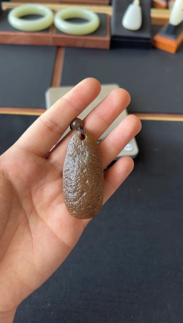 【闪购商品】和田玉吊坠(赠链)未镶嵌且末金山微色差