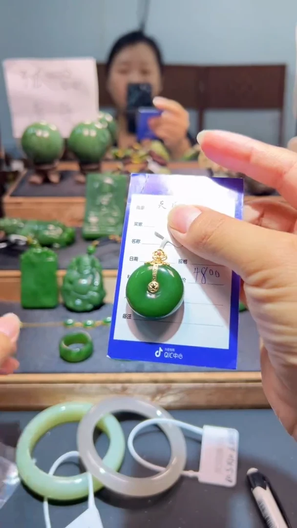 颈饰18K金镶嵌和田玉（碧玉）1