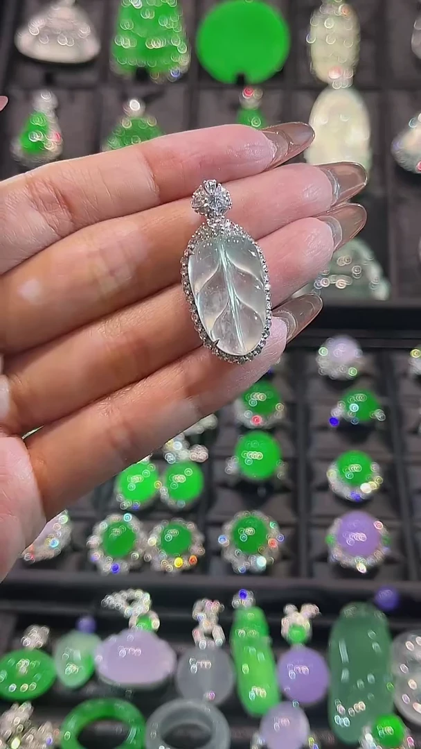 颈饰18K金镶嵌翡翠吊坠