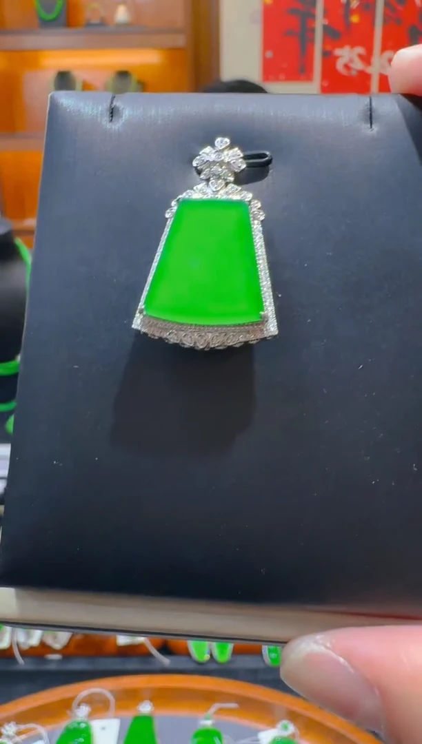 【闪购商品】翡翠吊坠(赠链)18K金镶嵌天然A货翡翠