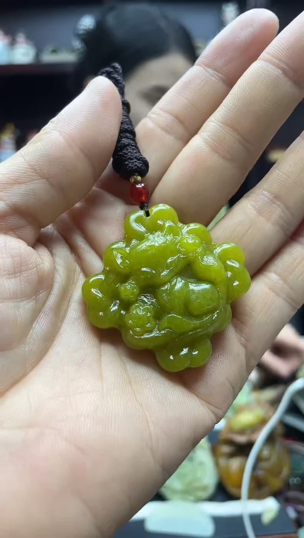 岫玉未镶嵌吊坠·