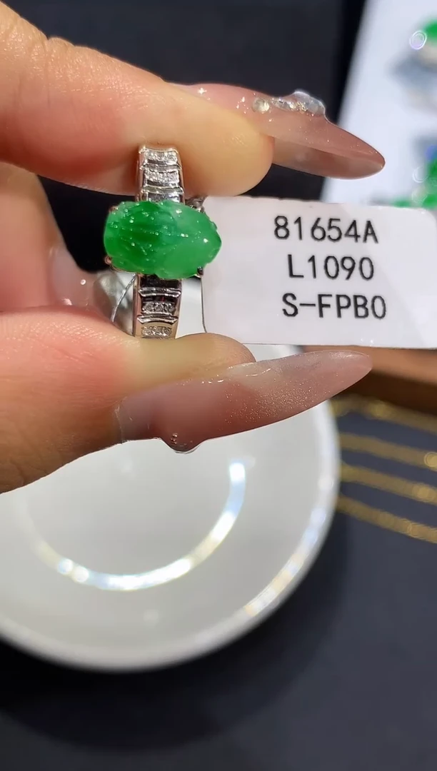 18K金镶嵌戒指翡翠L1090多样性发其一