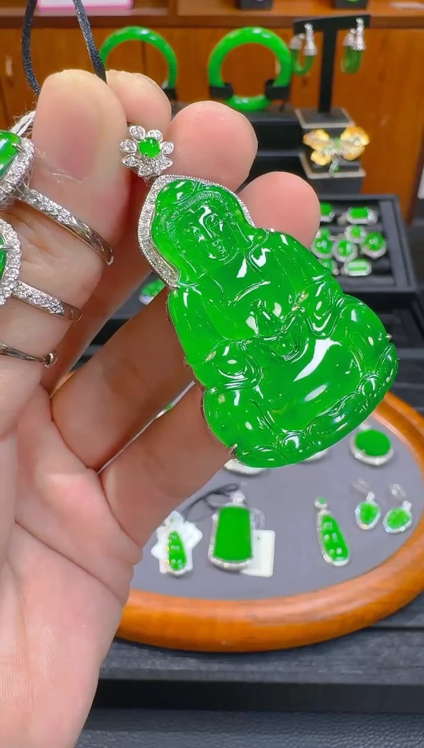 【闪购商品】翡翠吊坠(赠链)18K金镶嵌天然A货翡翠