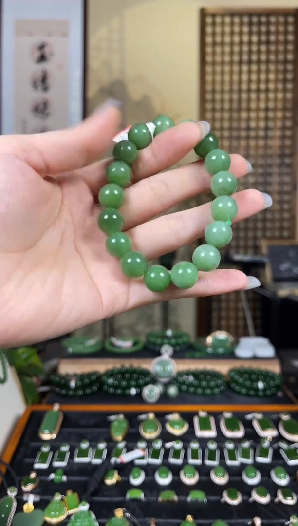 颈饰未镶嵌和田玉±12mm阳绿单圈手串