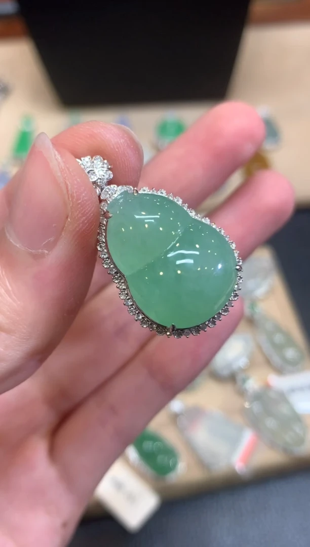 翡翠18K金镶嵌颈饰葫芦【无服务费】