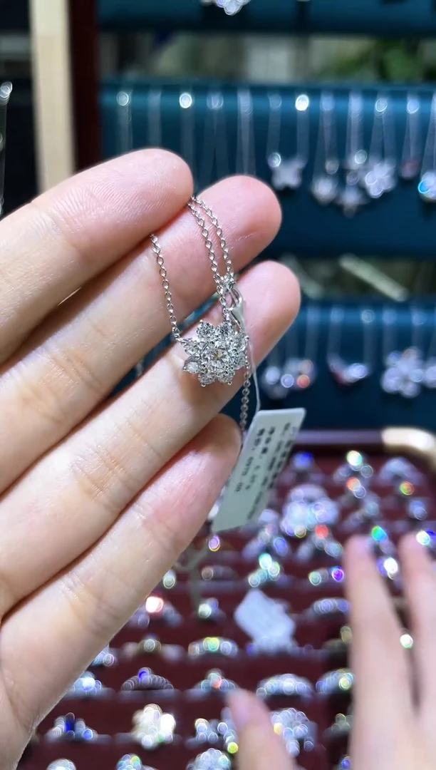 铂Pt950镶嵌颈饰合成钻石太阳花